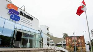 秘鲁莫克瓜Moquegua地区Ubinas火山爆发喷出的火山灰导致民众出现咽炎病例