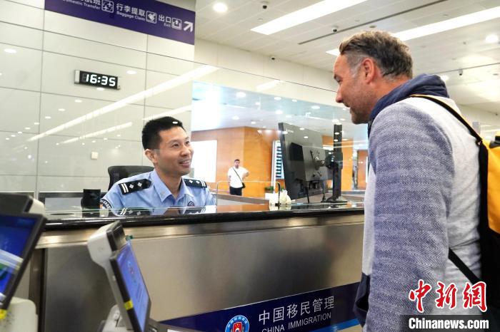 扩大免签政策试行两日 逾百名四国旅客由上海浦东国际机场免签入境【秘鲁新世界日報】