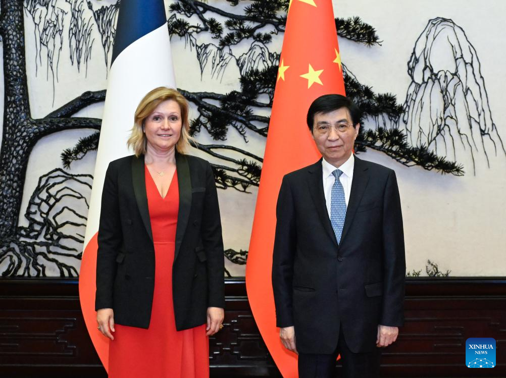 Máximo asesor político chino se reúne con presidenta de Asamblea Nacional de Francia【秘鲁新世界日報】