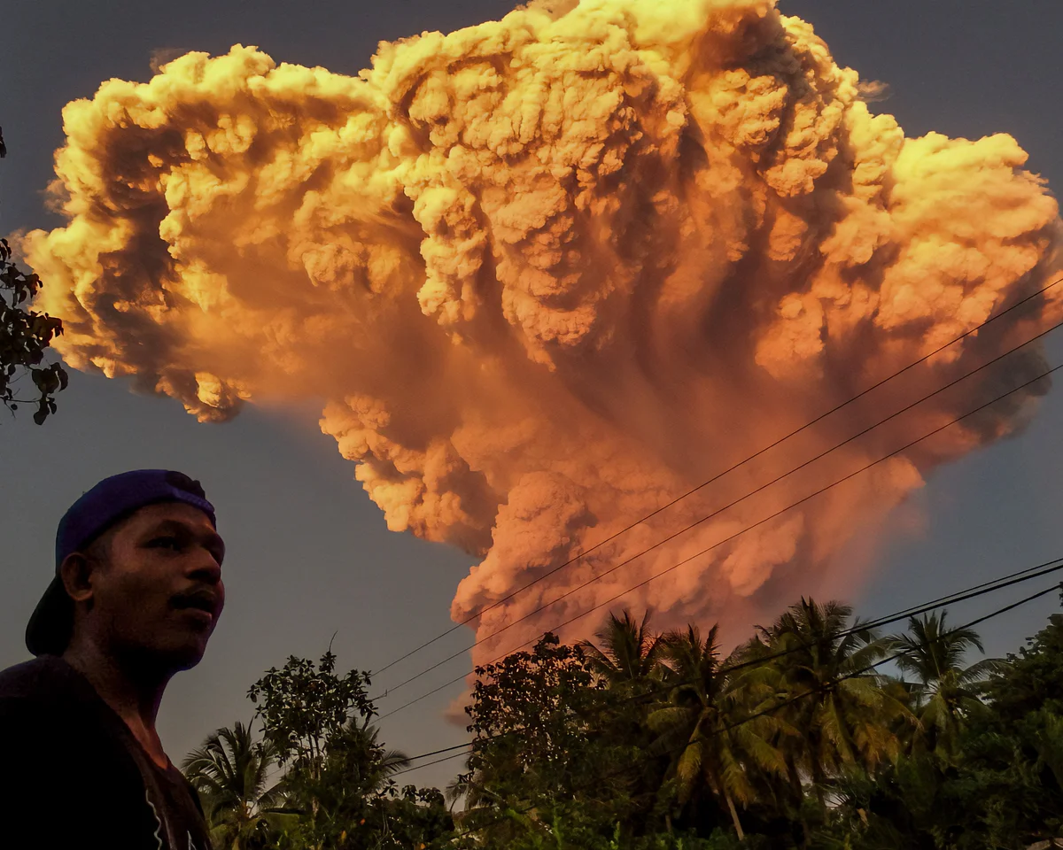 印尼一火山剧烈喷发 巴厘岛24个航班取消【秘鲁新世界日報】