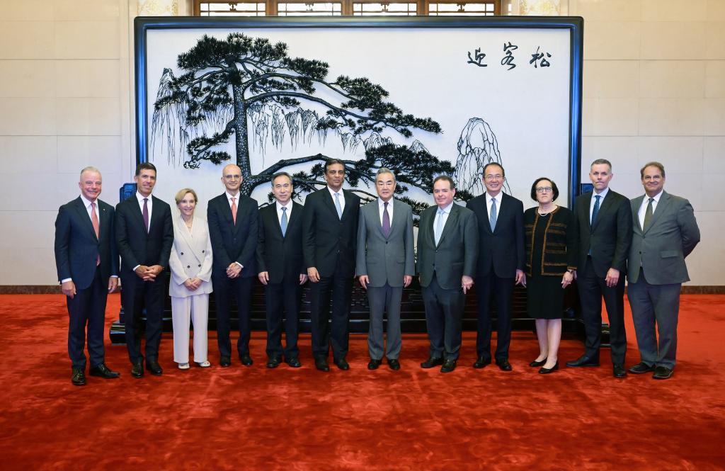 China y EEUU deben respetar los intereses fundamentales del otro y evitar conflictos, afirma canciller chino【秘鲁新世界日報】