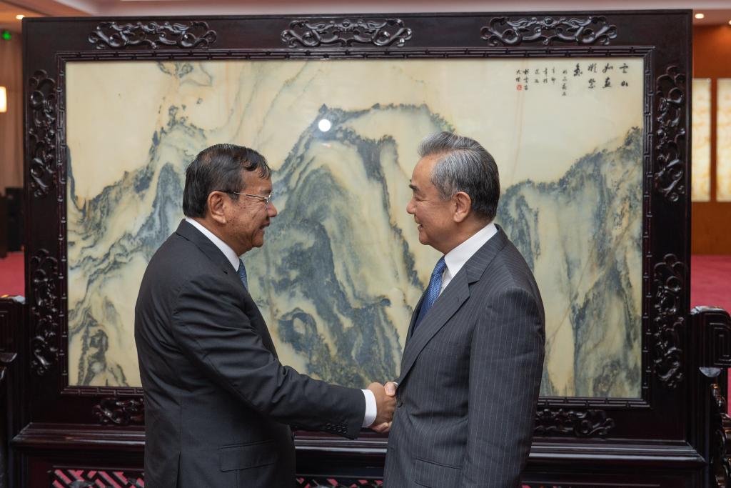 Máximo diplomático chino se reúne con vice primer ministro camboyano【秘鲁新世界日報】