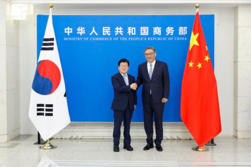王文涛部长会见韩国总统特使朴炳锡【秘鲁新世界日報】