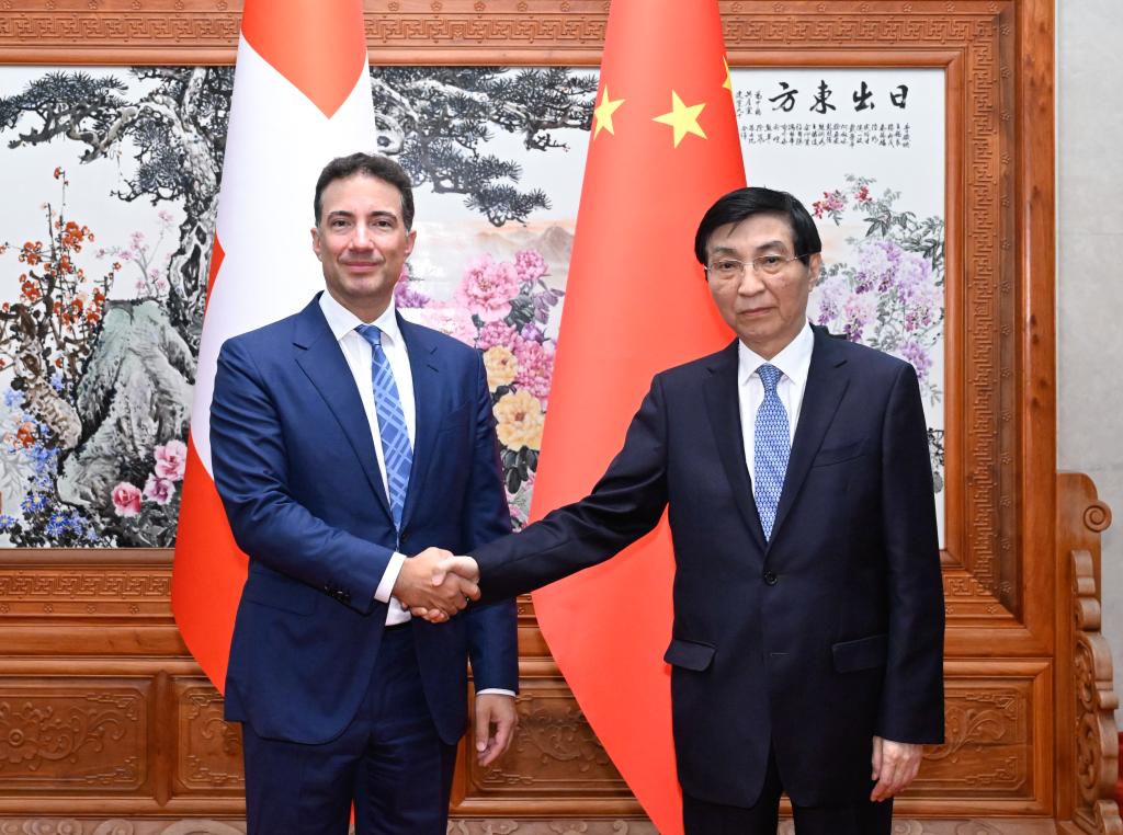 Máximo asesor político de China se reúne con presidente de Consejo de Estados de Suiza【秘鲁新世界日報】