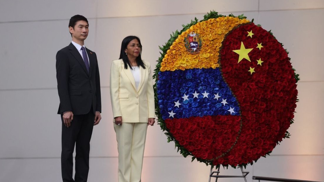Delcy Rodríguez: "Rusia y China están al frente levantando las banderas de la paz"【秘鲁新世界日報】