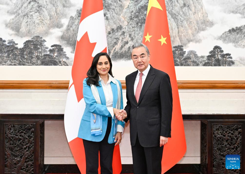 Cancilleres de China y Canadá prometen mejorar lazos bilaterales【秘鲁新世界日報】
