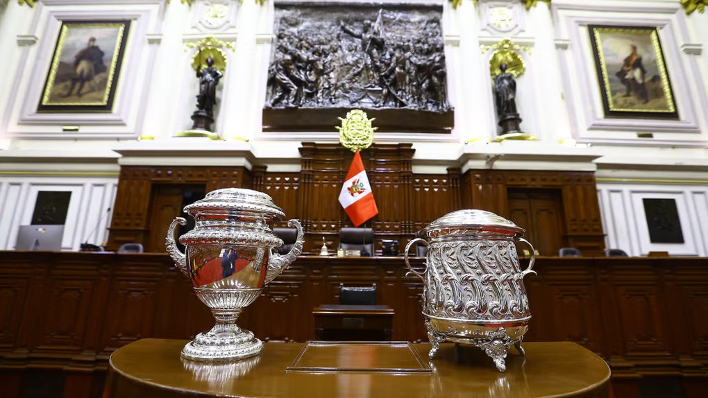 秘鲁共和国国会针对代总统的议长身份进行谴责，从而罢免了他的共和国总统职务【秘鲁新世界日报】