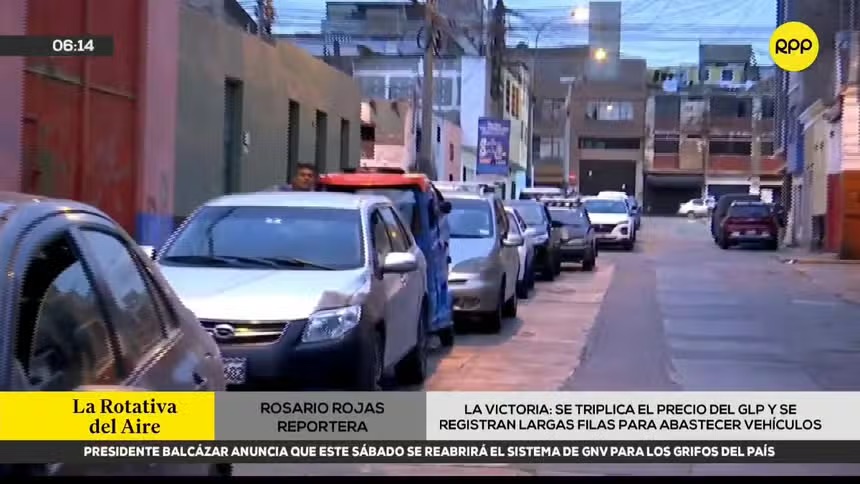 秘鲁利马的加油站外，司机们排起了长队：他们警告说，液化石油气（GLP）的价格已经翻了三倍【秘鲁新世界日报】