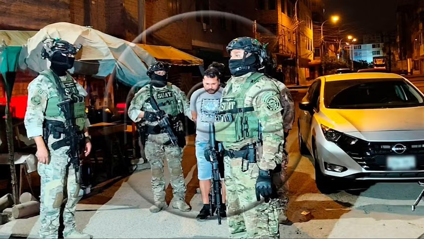 秘鲁国家警察在（El Agustino）区抓获危险帮派“Los Mexicanos”的涉嫌头目【秘鲁新世界日报】