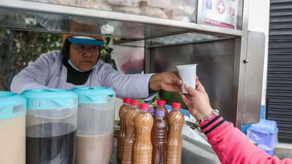 承认 *秘鲁凉茶*、藜麦、玛卡和苋菜籽制成的饮品街头摊贩为微型企业主的法律正式颁布：其具体内容为何？【秘鲁新世界日报】