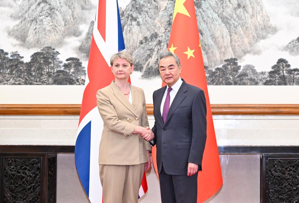 China espera clima favorable para impulsar relaciones entre China y Reino Unido y profundizar cooperación, afirma canciller【秘鲁新世界日報】