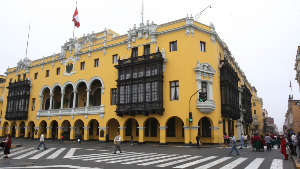 利马市政府针对“（Juntos por el Perú）党宣布的游行活动，下令在历史中心实施车辆限制措施【秘鲁新世界日报】