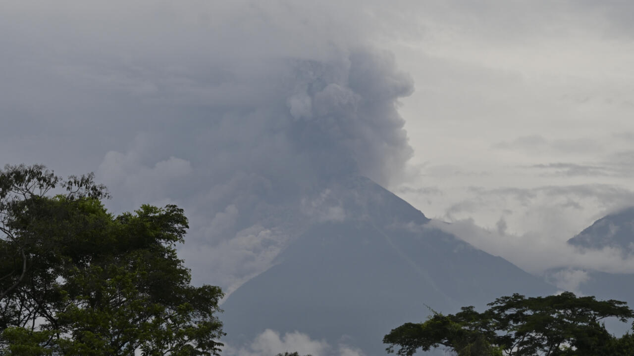 危地马拉火山爆发 500多人被疏散【秘鲁新世界日報】