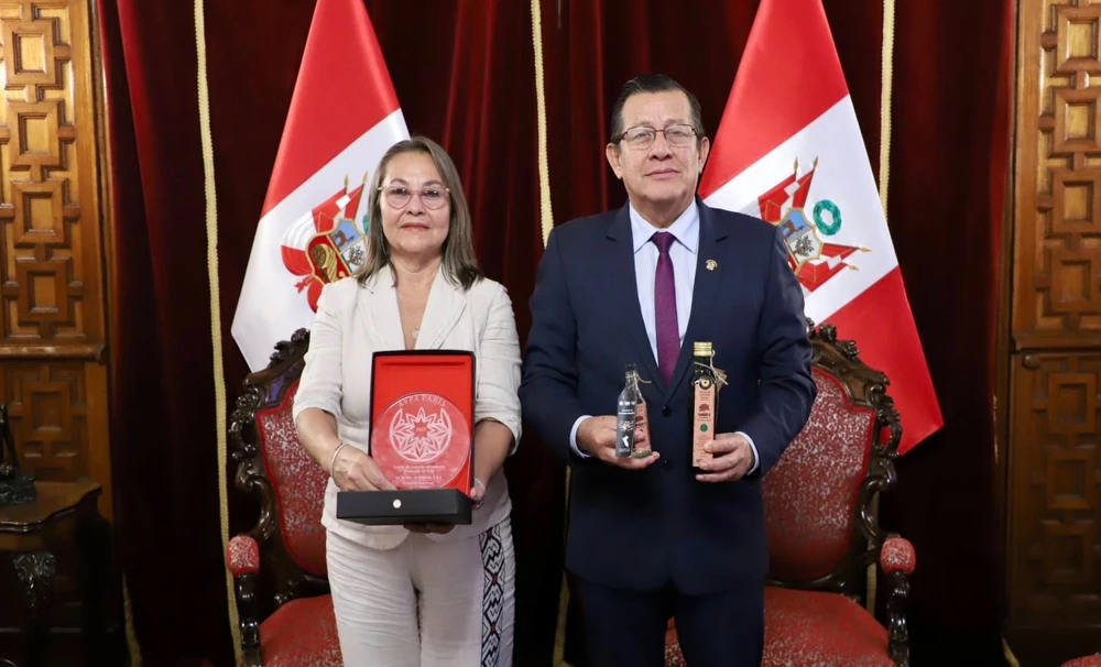 据称，秘鲁国会动用国家资金资助了一位女商人的朋友前往巴黎【秘鲁新世界日报】