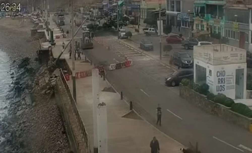 由于受到异常海浪的影响，Chorrillos市政府关闭了海滩的部分区域【秘鲁新世界日报】