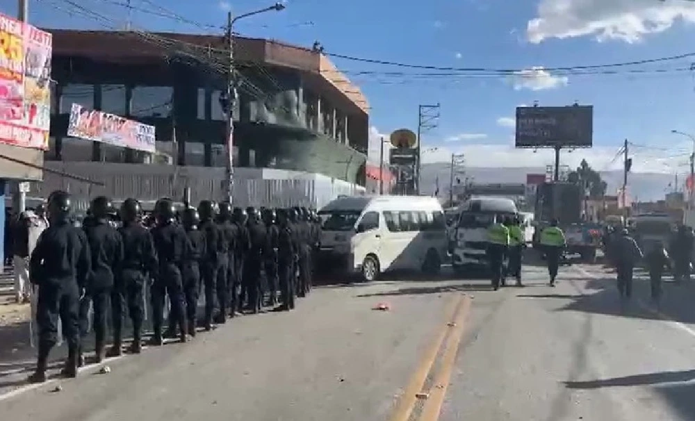 秘鲁胡宁地区：运输工人封锁了万卡约的两座桥梁，抗议机械运输部(MTC) 不允许他们在该地区运营【秘鲁新世界日报】