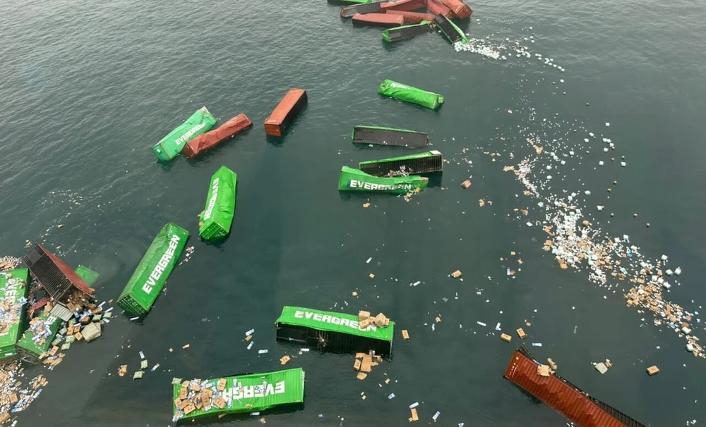 秘鲁卡亚俄港口因货轮货柜倾覆后停运，今天港口已恢复运营【秘鲁新世界日报】