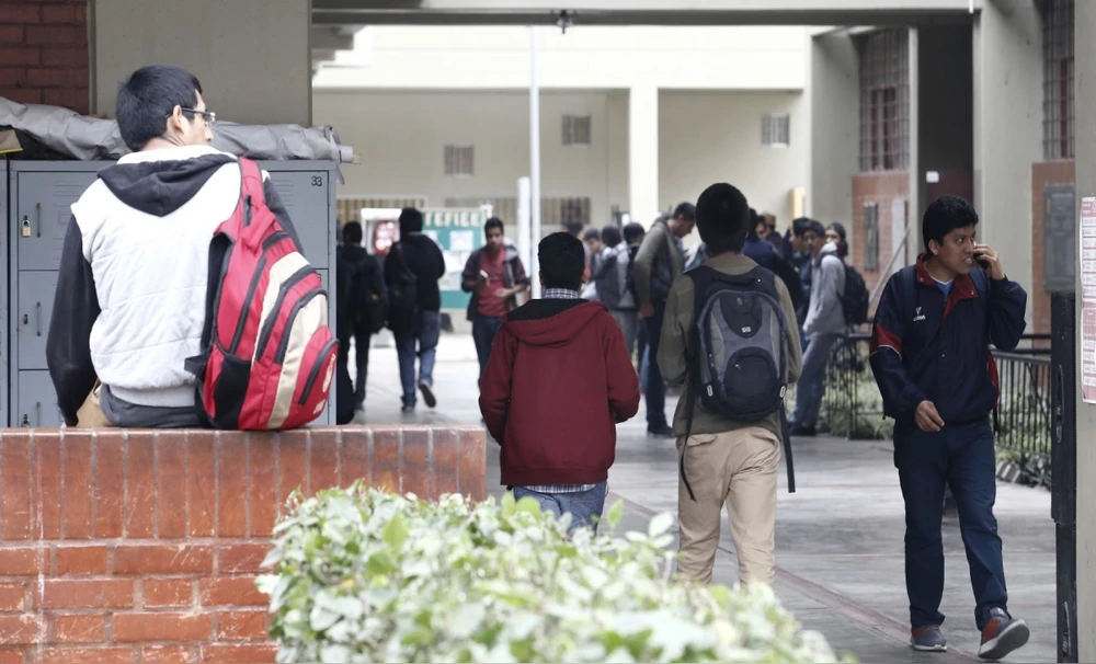 秘鲁一项调查显示，54%的大学生认为政治阶层地位有所下降【秘鲁新世界日报】