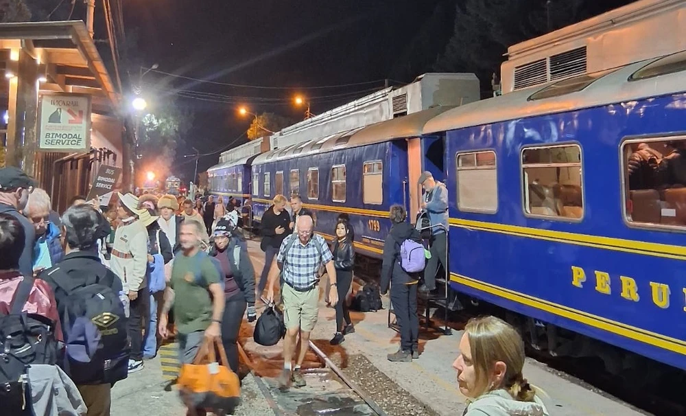 秘鲁Cuzco 市紧急列车出动，疏散因抗议活动滞留在马丘比丘-奥扬泰坦博路线的游客【秘鲁新世界日报】