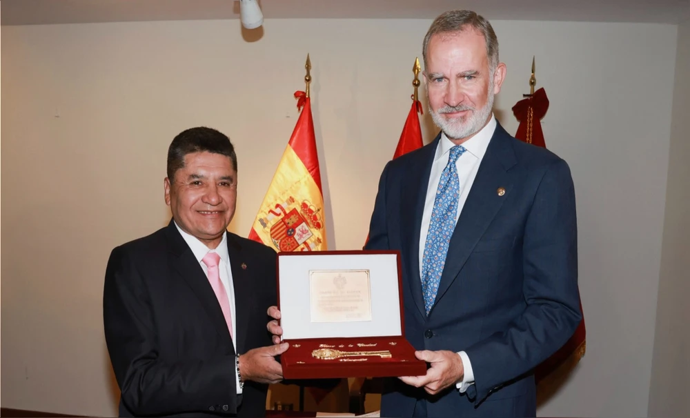 秘鲁Arequipa 市颁发“贵宾”称号给来访西班牙国王“，并接过城市钥匙【秘鲁新世界日报】