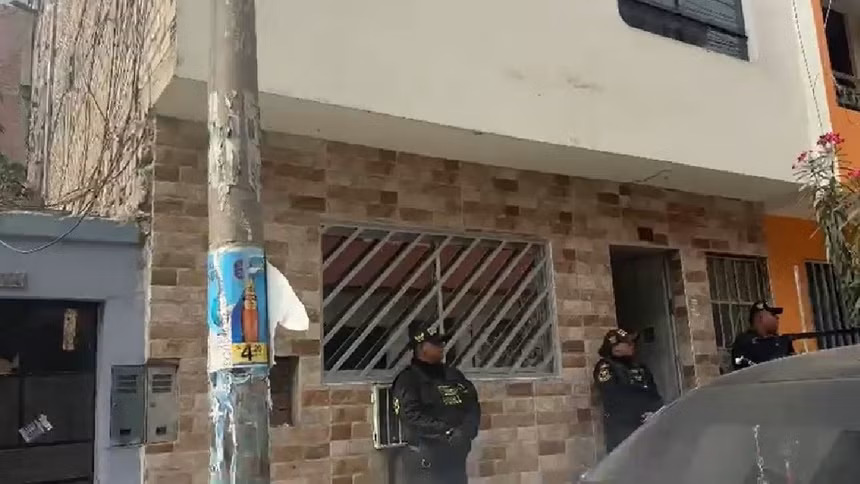 秘鲁警方突袭利马独立区一处藏有手榴弹、武器和毒品的地堡：两名涉嫌敲诈勒索者被捕【秘鲁新世界日报】