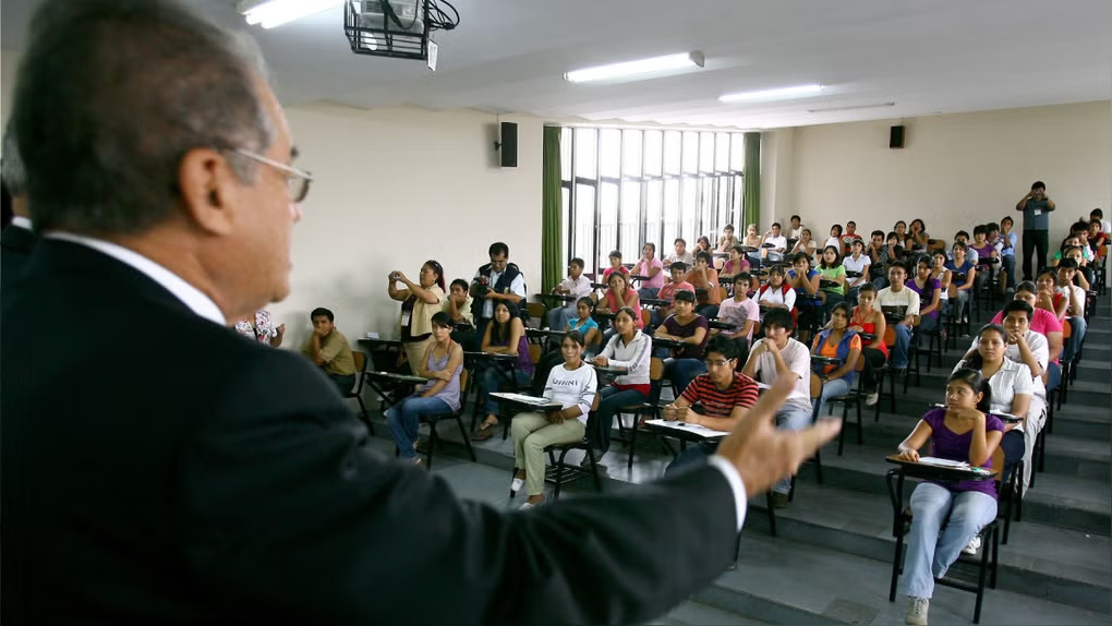 根据秘鲁国会通过的一项法律，未持有硕士或博士学位的教授将继续在大学任教【秘鲁新世界日报】