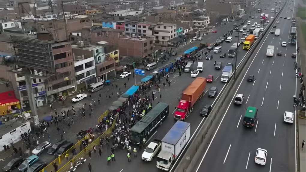 由于日益严重的治安问题和当前的能源危机，秘鲁运输工会呼吁从3月12日起举行无限期全国罢工【秘鲁新世界日报】