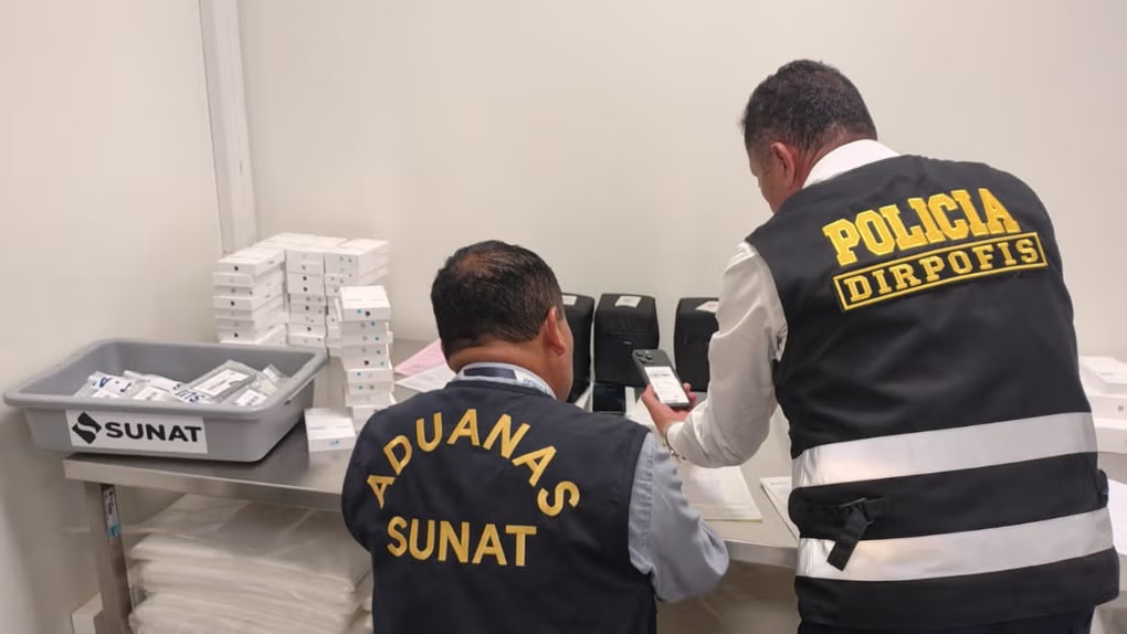 秘鲁税务局在豪尔赫·查韦斯机场从一名旅客处查获 100 多部高端手机【秘鲁新世界日报】