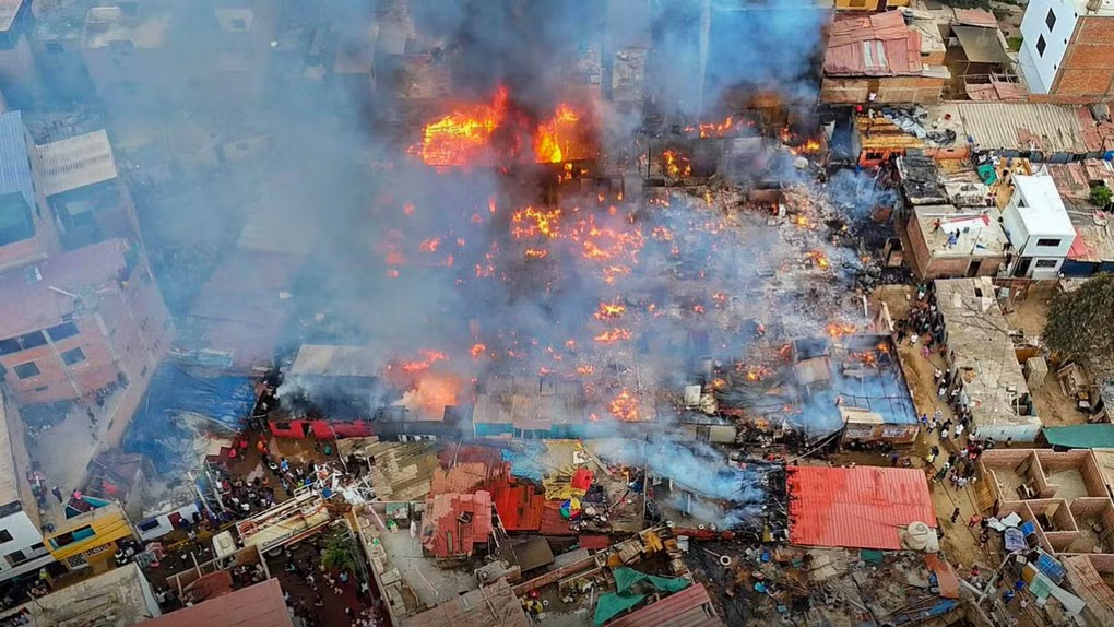 秘鲁钱凯市：社区协会内突发大火吞噬30户民宅，致多户家庭无家可归【秘鲁新世界日报】