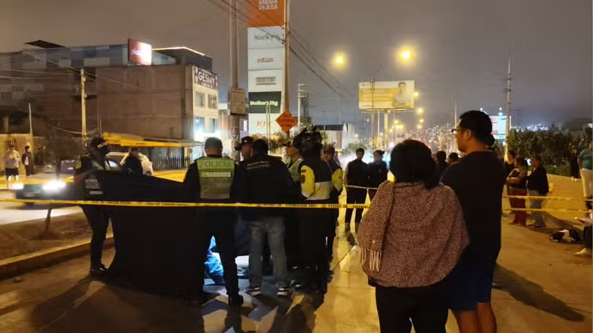 秘鲁利马大道发生汽车致命肇事逃逸事故后，居民抱怨非正规车辆将该路段当作公交车站【秘鲁新世界日报】