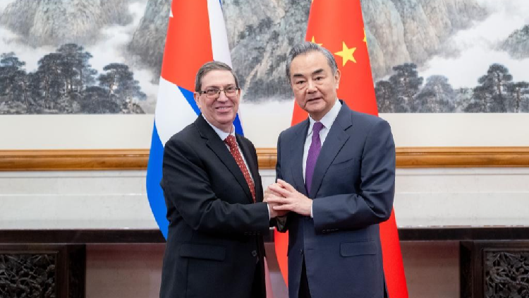 中国外长王毅称赞古巴抵御美国压力的能力【秘鲁新世界日報】