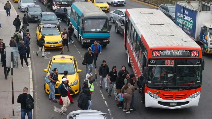 秘鲁政府正式推出利马和卡亚俄公共交通临时补贴计划，以应对燃油价格上涨【秘鲁新世界日报】