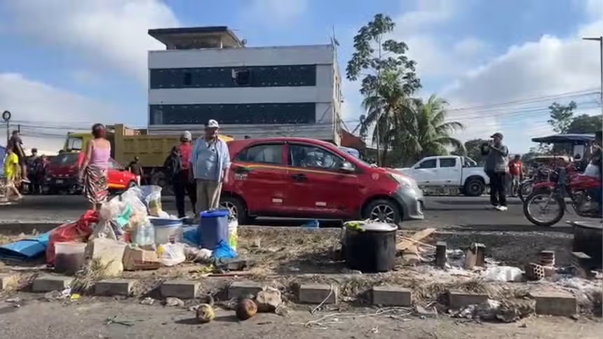 秘鲁乌卡亚利地区：运输从业者再次封锁公路，抗议燃油价格上涨【秘鲁新世界日报】