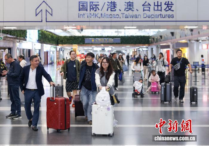 国庆假期出境游升温 外媒：中国释放旅游市场活力与消费潜力【秘鲁新世界日報】