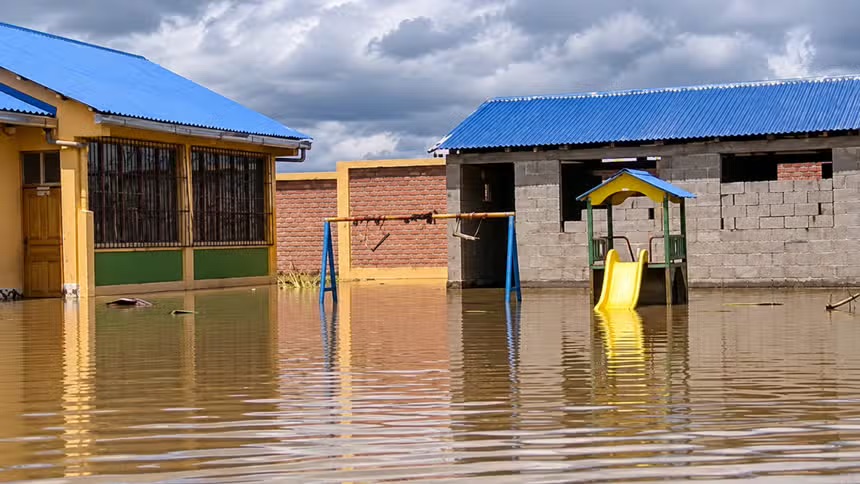 23,000所学校处于泥石流和洪水“极高风险”区：秘鲁政府提议拨款4.61亿索尔以应对厄尔尼诺现象可能造成的破坏【秘鲁新世界日报】