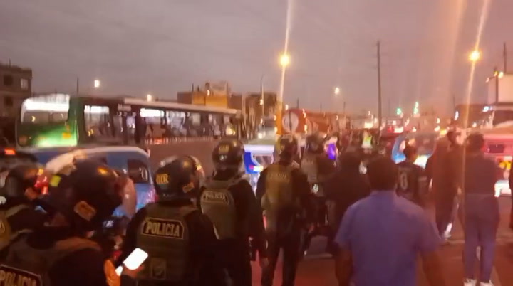 因遭遇勒索及近期一名同行遇袭，秘鲁摩托出租车司机封锁了泛美公路北段【秘鲁新世界日报】