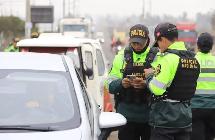 专家警告称，秘鲁国家警察需要约8万台无线对讲机，才能达到其人员之间通信的最低标准【秘鲁新世界日报】