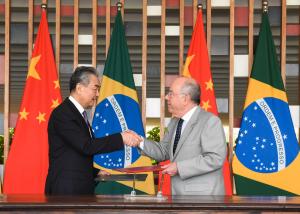 非法移民“扒火车”数量激增 墨西哥部分货运铁路线停运