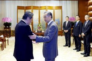 王毅会见联合国常务副秘书长阿明娜