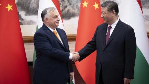 Canciller húngaro: «El desacoplamiento de China sería un acto suicida para Europa»