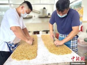 广东侨乡信宜百年古制法花生糖：游子梦乡里的甜蜜