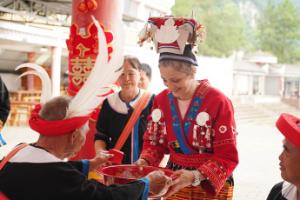 “洋”新人体验瑶族“土”婚礼