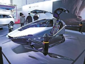 “会飞的电动汽车”链博会上吸引人气